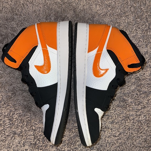 AJ1's size 4y- equivalent to 5.5 wmns - Picture 2 of 5